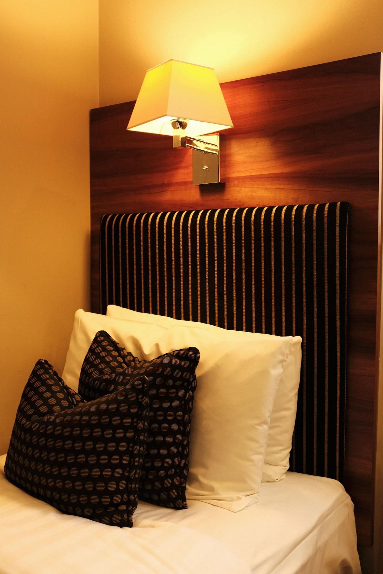 Best Western Garfield House Hotel Chryston Bagian luar foto